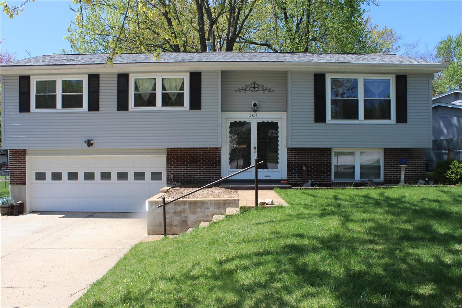 1814 Valley Road St. Charles, MO 63303 - Photo 1 of 49 Gallery Image 1