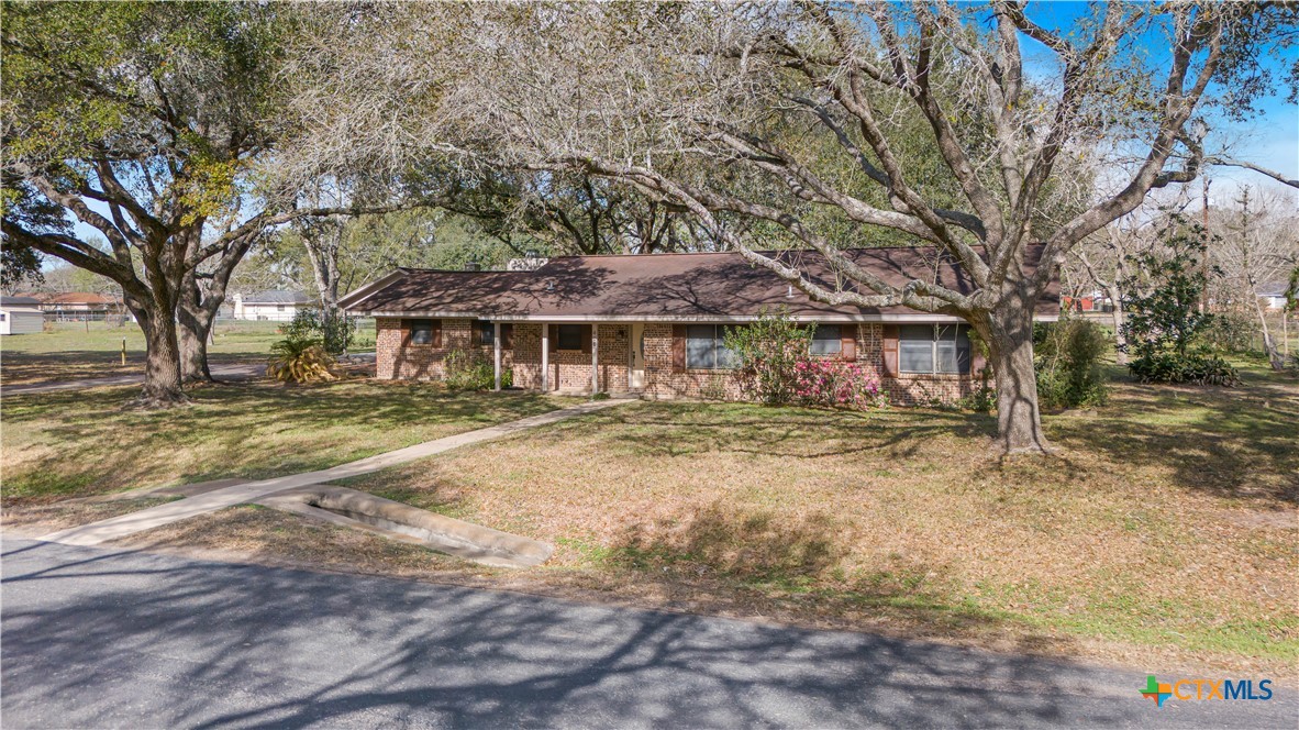 406 Blyth Road Victoria, TX 77904 - Photo 3 of 32