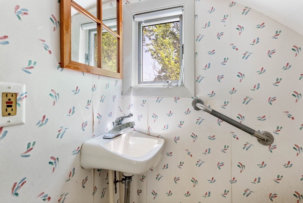 6 Walnut Place Wellesley, MA 02481 - Photo 12 of 32 Gallery Image 12