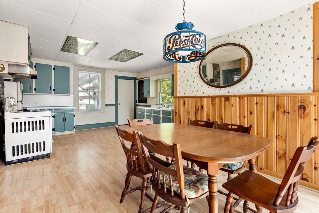6 Walnut Place Wellesley, MA 02481 - Photo 4 of 32 Gallery Image 4