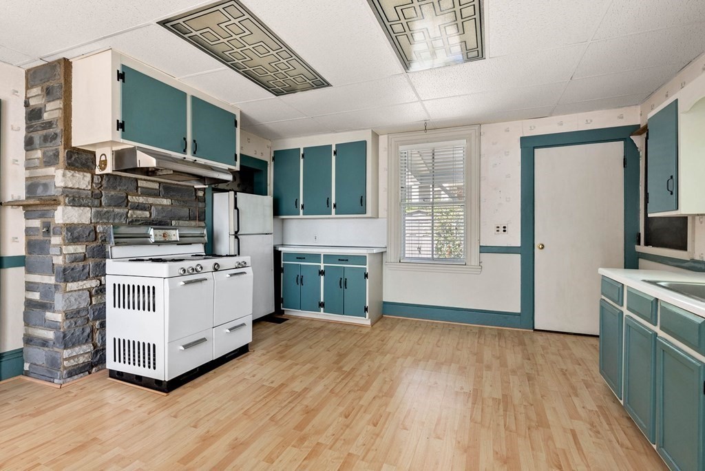 6 Walnut Place Wellesley, MA 02481 - Photo 6 of 32 Gallery Image 6