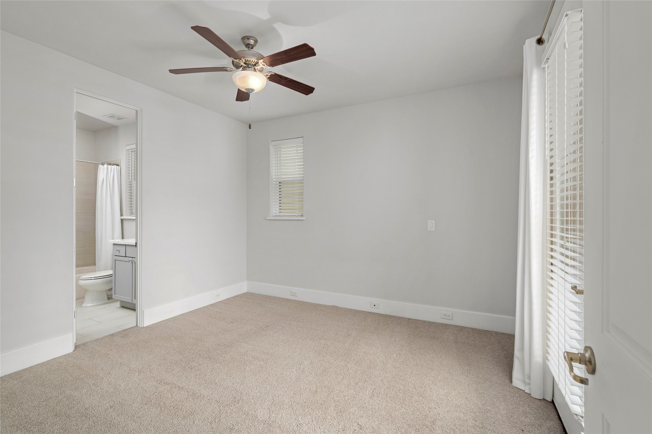5646 Larkin Street Houston, TX 77007 - Photo 18 of 29 Back downstairs on the first floor you have an additional secondary bedroom.