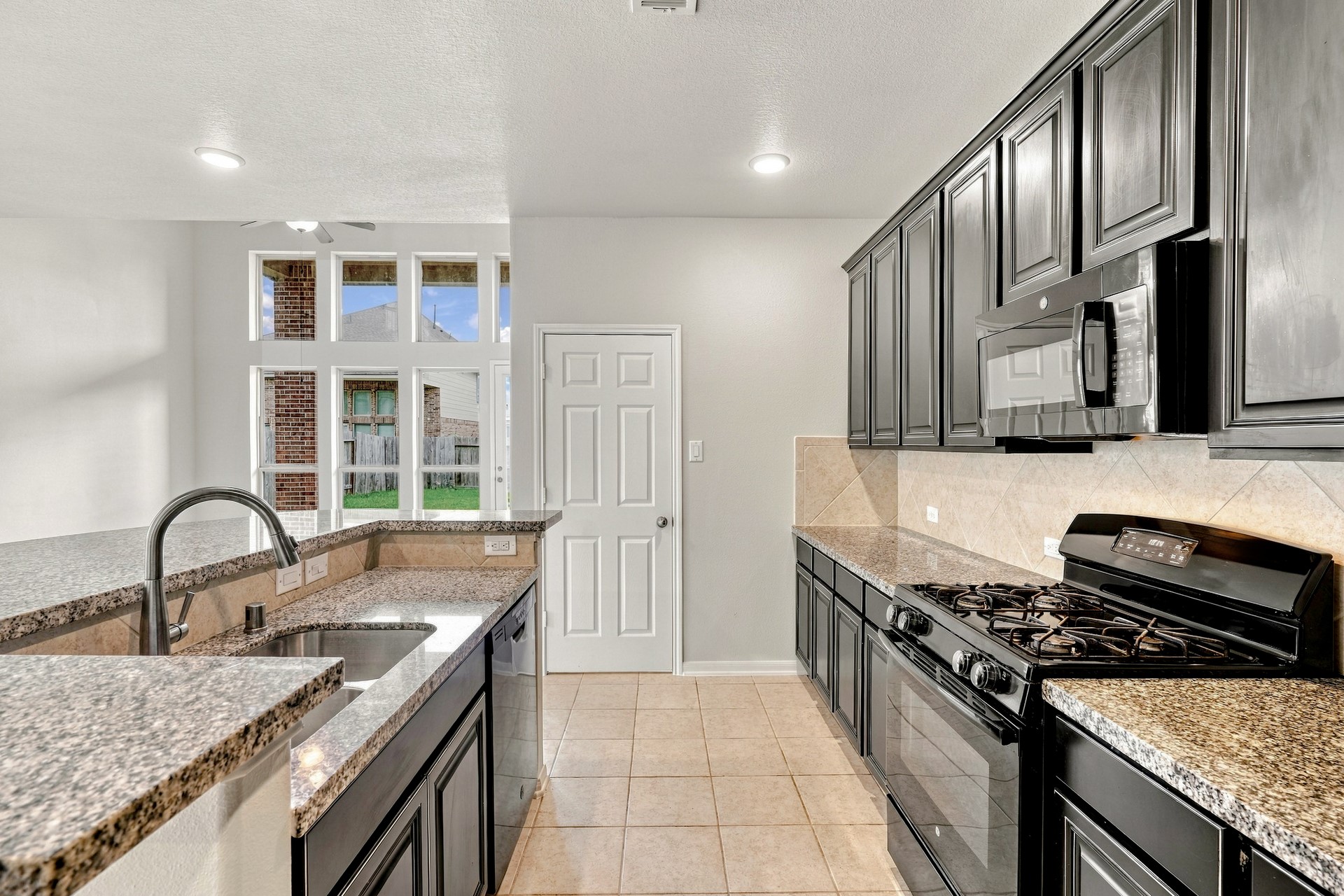 632 Kickapoo Court Webster, TX 77598 - Photo 9 of 22 Gallery Image 9