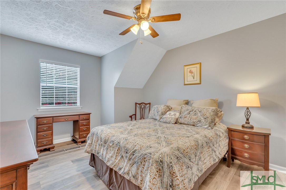 11 Ropemaker Court, Unit FURNISHED Savannah, GA 31410 - Photo 22 of 40 Middle Bedroom with Queen Bed & Desk