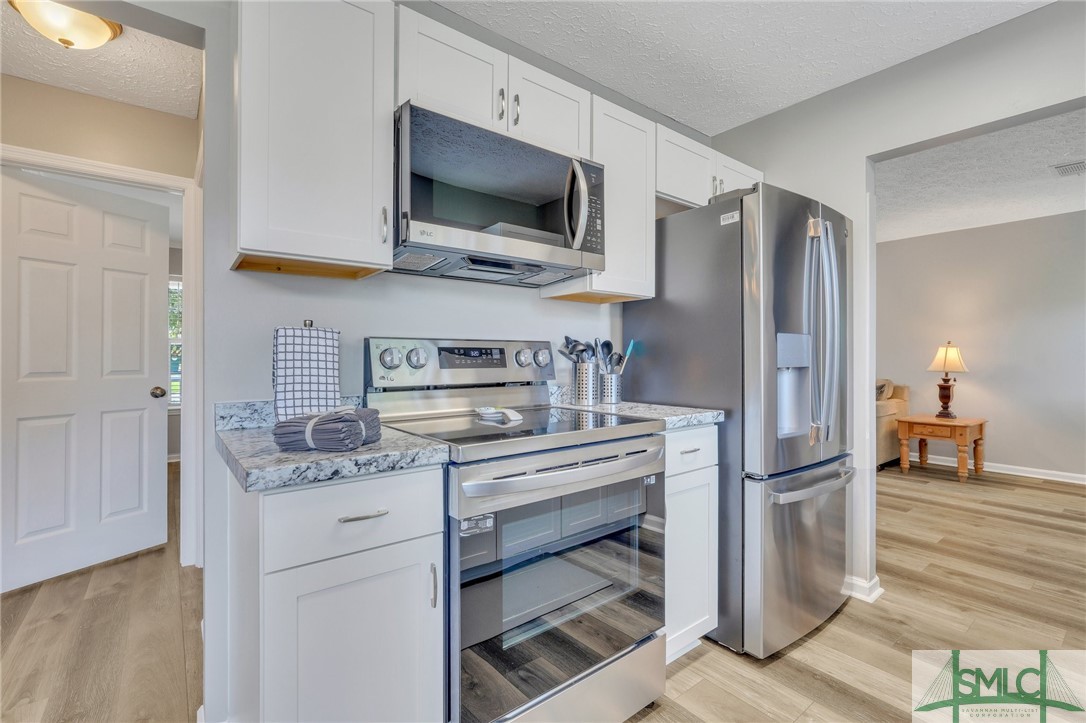 11 Ropemaker Court, Unit FURNISHED Savannah, GA 31410 - Photo 7 of 40 New Kitchen Cabinets and Stainless Appliances