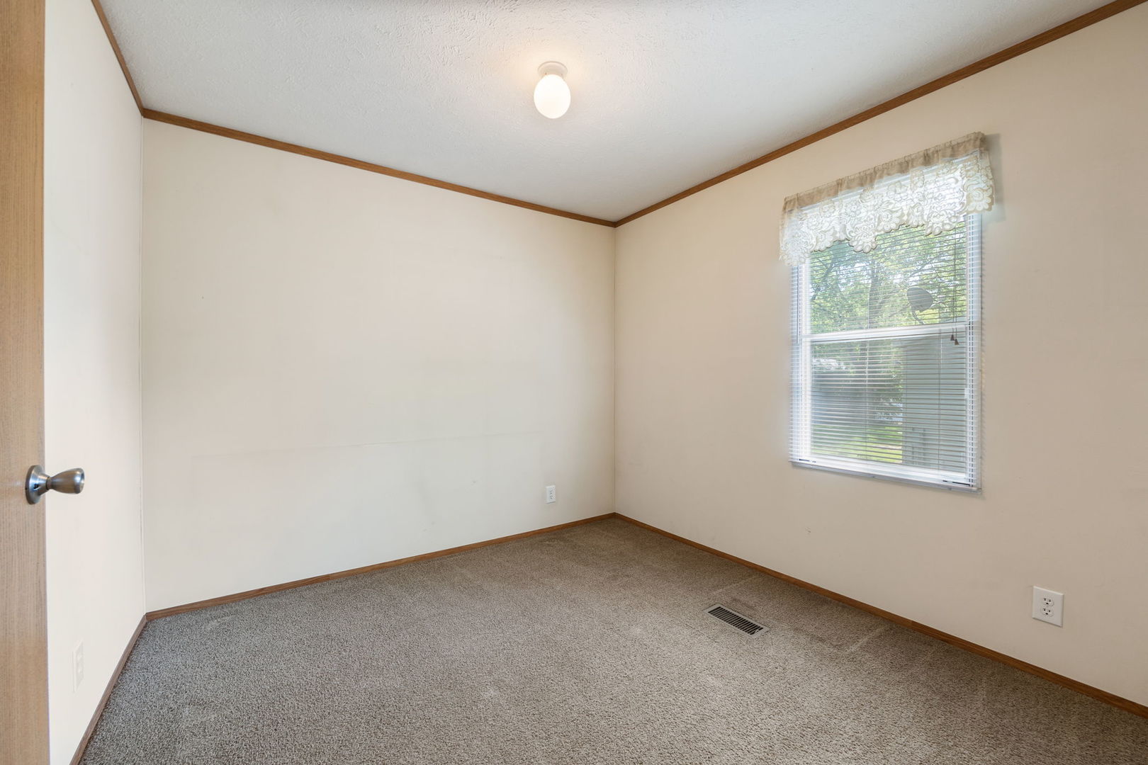 147 Parkwood Road Elgin, IL 60123 - Photo 12 of 16 an empty room with a window