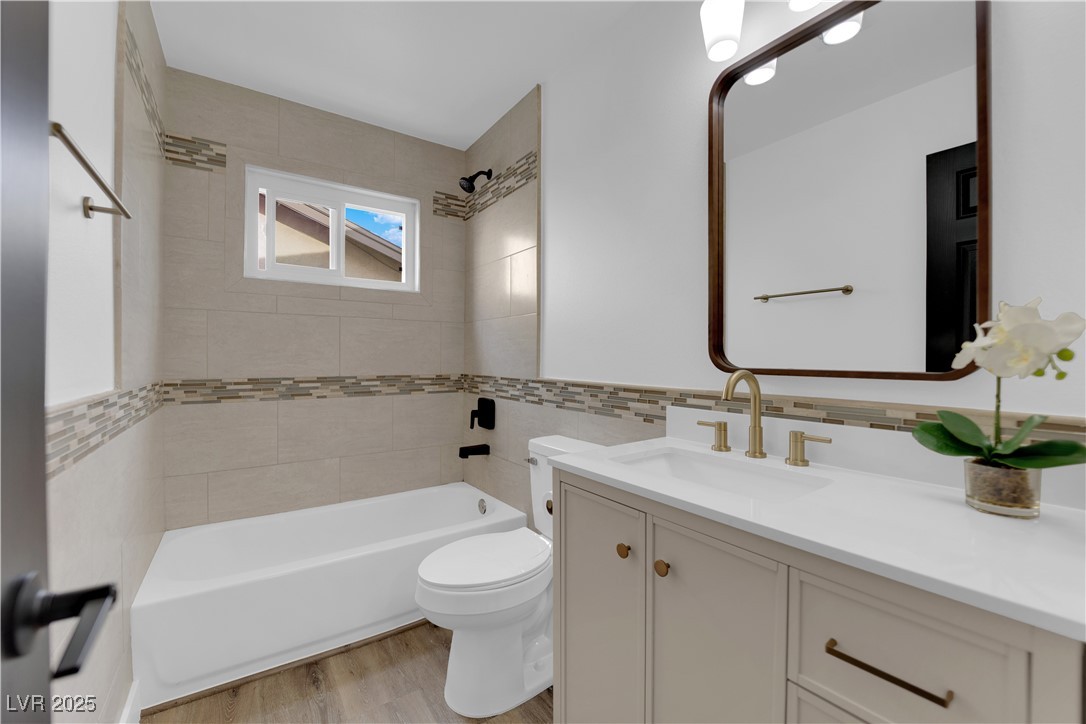 3228 Robin Circle Las Vegas, NV 89121 - Photo 28 of 45 Full bath with toilet, vanity, shower / bath combi