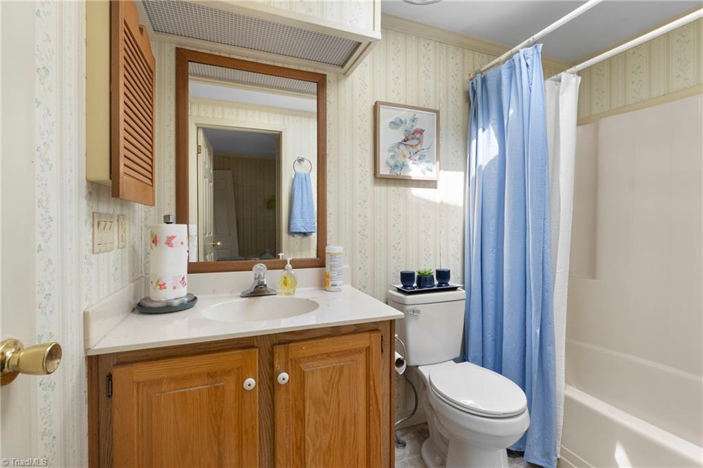143 Lloyd Lookabill Street Lexington, NC 27292 - Photo 9 of 28 Hall bath