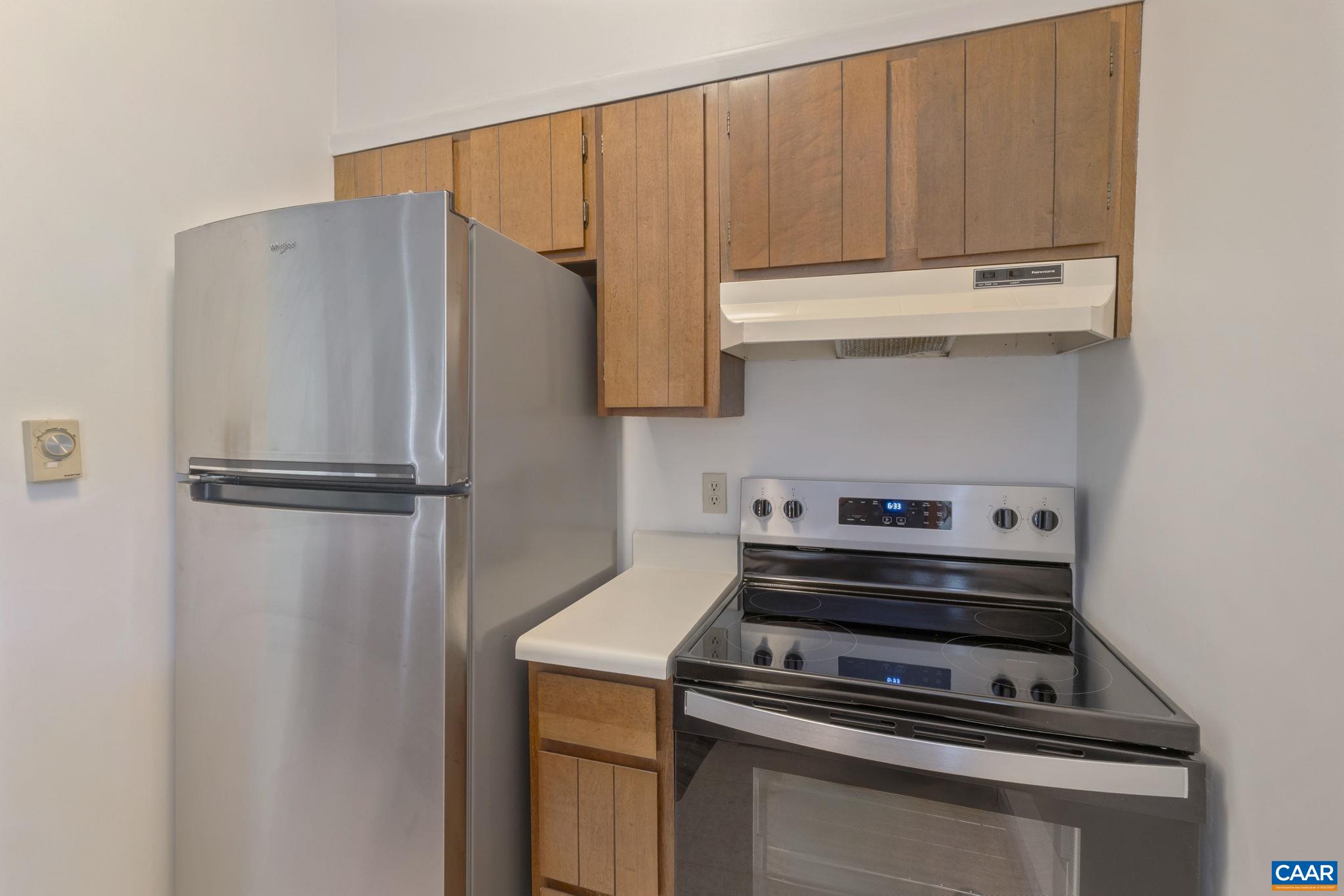 2212 Tanners Ridge Roseland, VA 22967 - Photo 4 of 32 a kitchen with a stove and a refrigerator