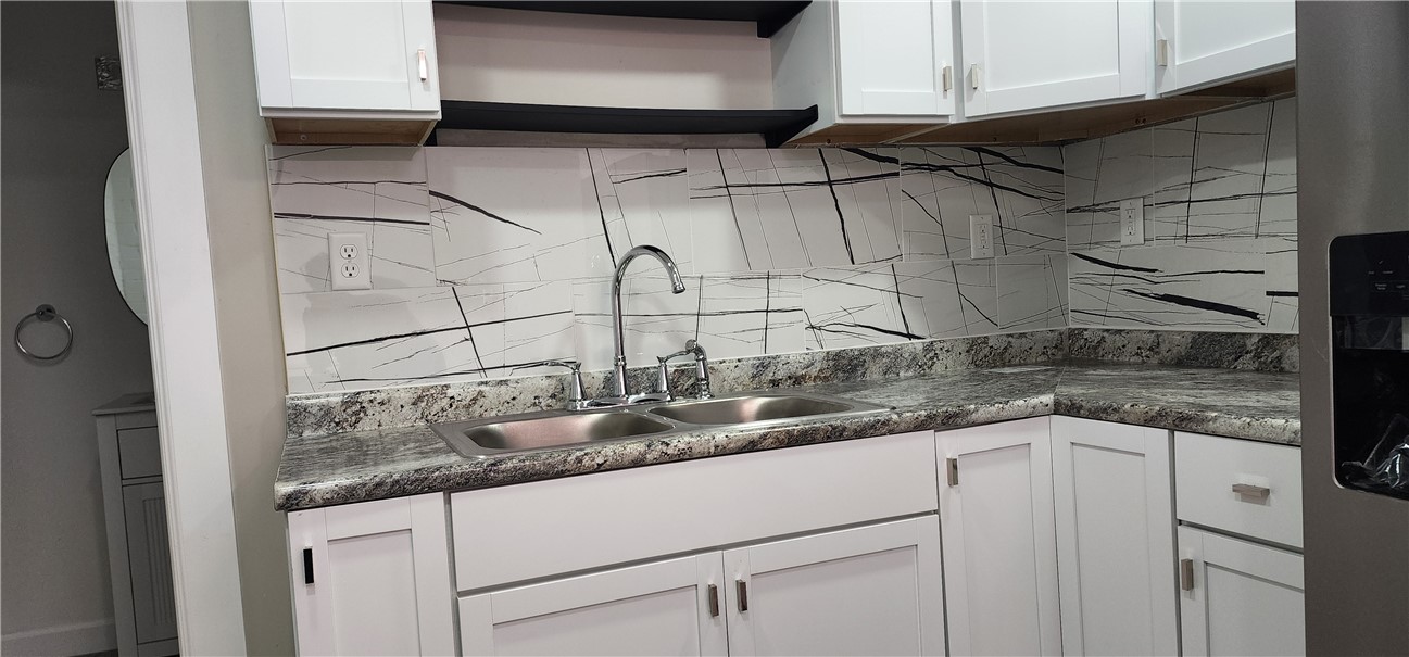 47 Oak Ridge Drive Decatur, IL 62521 - Photo 5 of 23 tile back splash