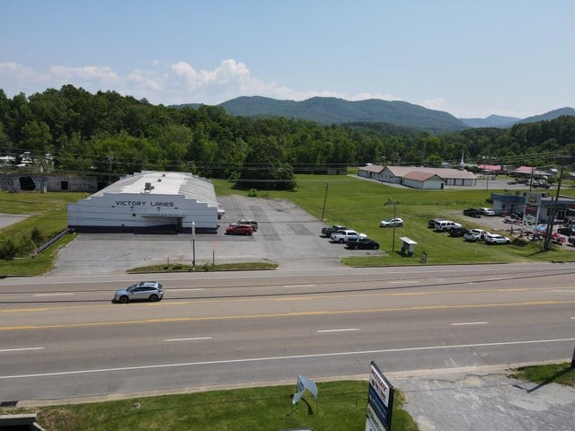 977 Highway 25W Newport, TN 37821 - Photo 2 of 35 a view of a terrace with a garden