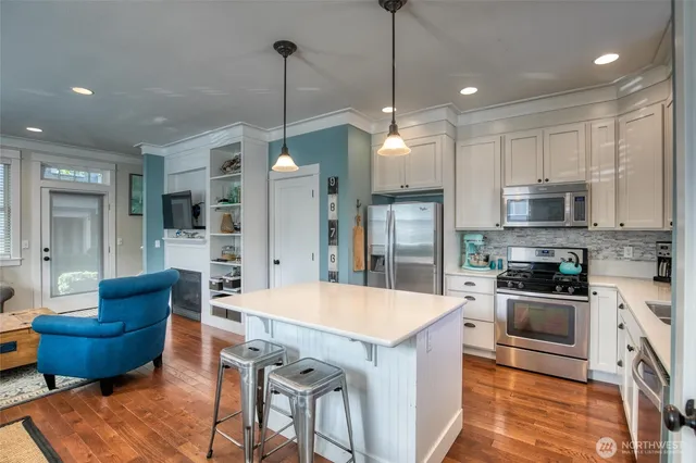 a large kitchen with kitchen island a large island in it