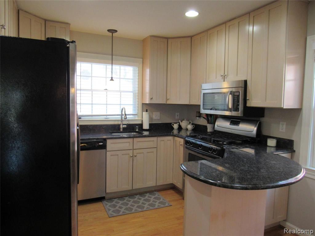 1635 Fairholme Road Grosse Pointe Woods, MI 48236 - Photo 14 of 42