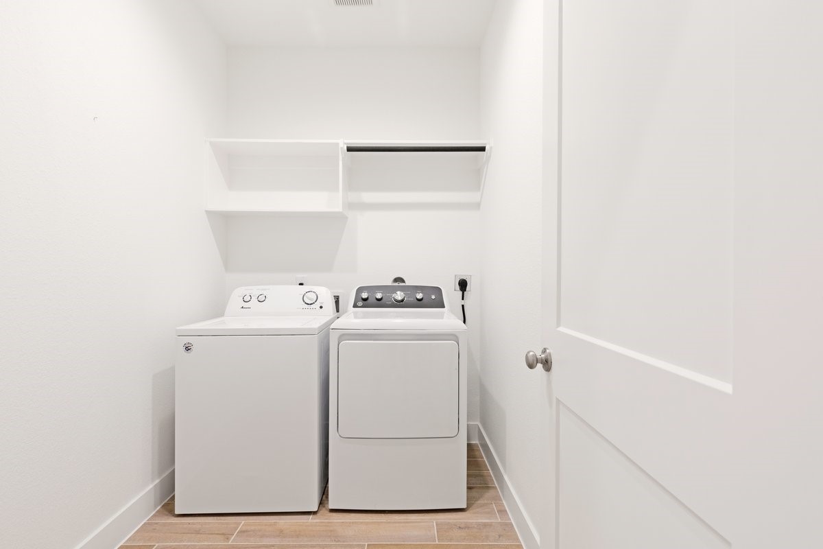 10122 Crescendo Way Manvel, TX 77578 - Photo 9 of 24 a utility room with dryer and washer