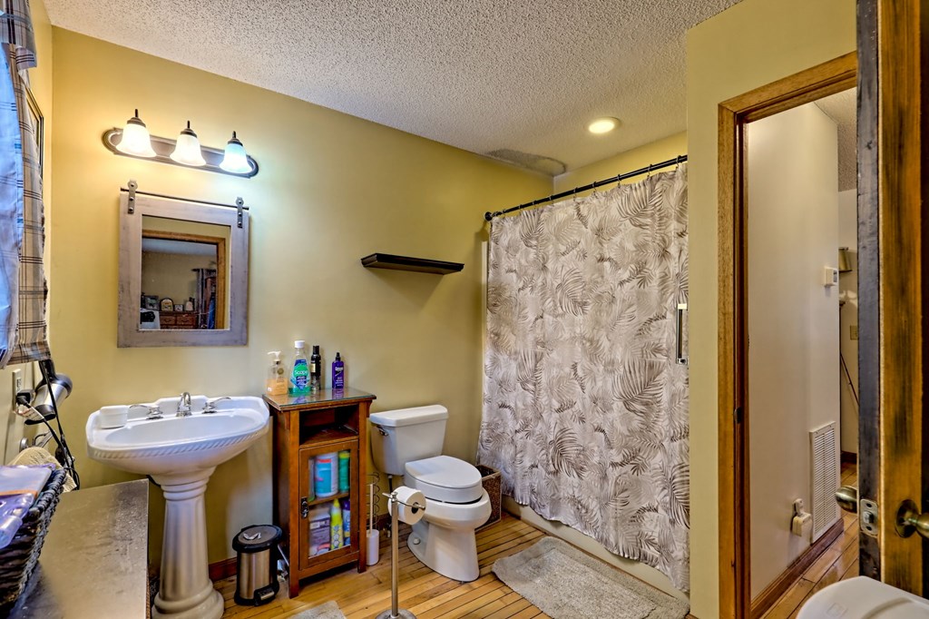 773 Rolling Oaks Road Murphy, NC 28906 - Photo 26 of 72 a bathroom with a sink toilet and shower