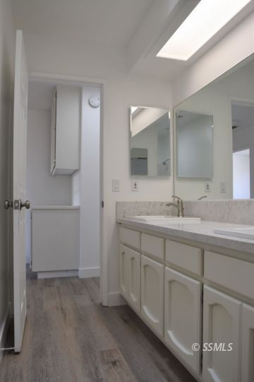 1132 West Robert Avenue Ridgecrest, CA 93555 - Photo 20 of 38 a bathroom with 2 sink and a mirror