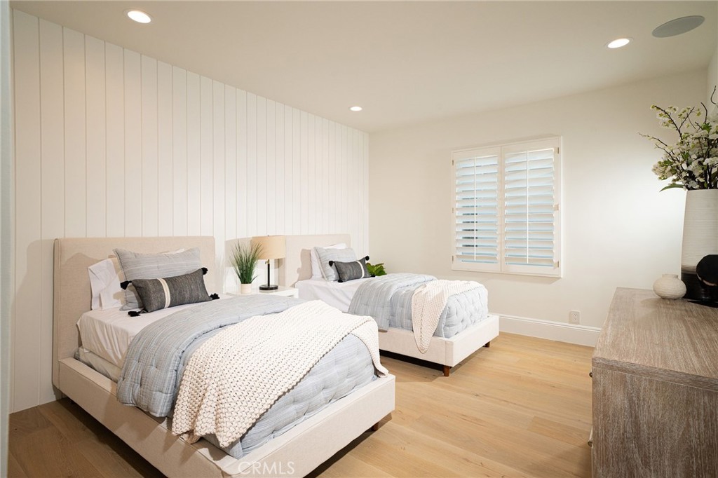 17 Boardwalk Newport Beach, CA 92660 - Photo 27 of 58 a bedroom with two beds and painted walls