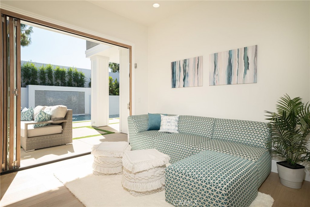 17 Boardwalk Newport Beach, CA 92660 - Photo 42 of 58 a living room with furniture and a potted plant