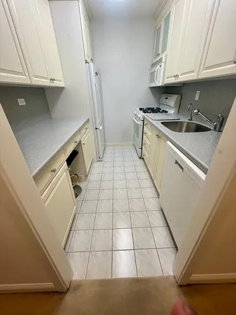 $4,300 | 9 Hawthorne Place, Unit 14N, Boston, MA 02114