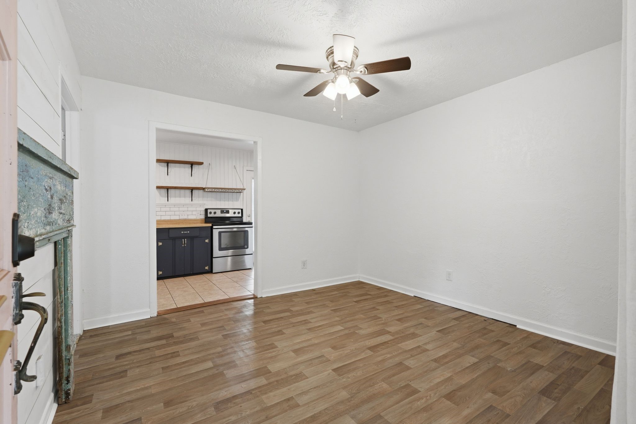 11757 Calvary Road Willis, TX 77318 - Photo 6 of 33 Comfortable main living area and connection to the kitchen.