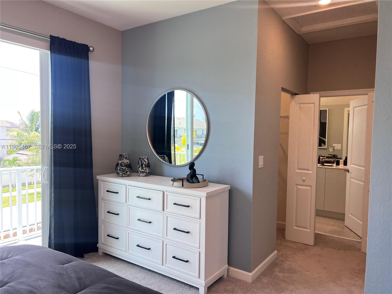 640 Southeast 14th Street Homestead, FL 33034 - Photo 15 of 29 a view of a mirror and cabinets