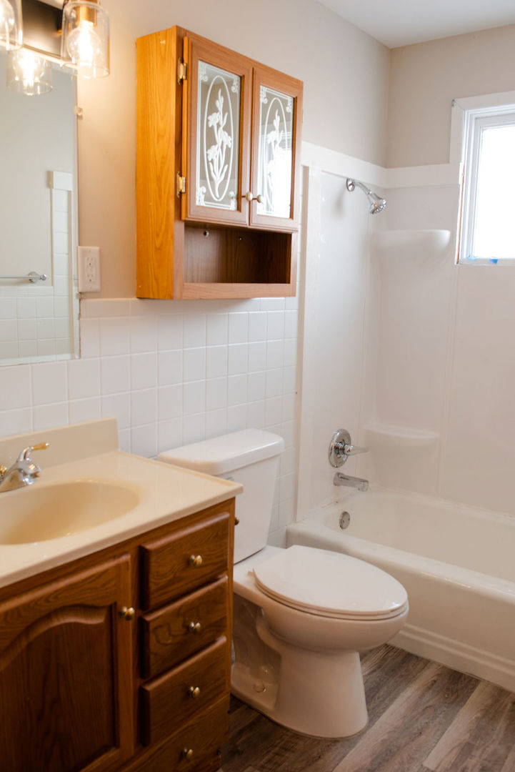 425 West Donald Street Kankakee, IL 60901 - Photo 8 of 14 a bathroom with a sink a toilet and shower