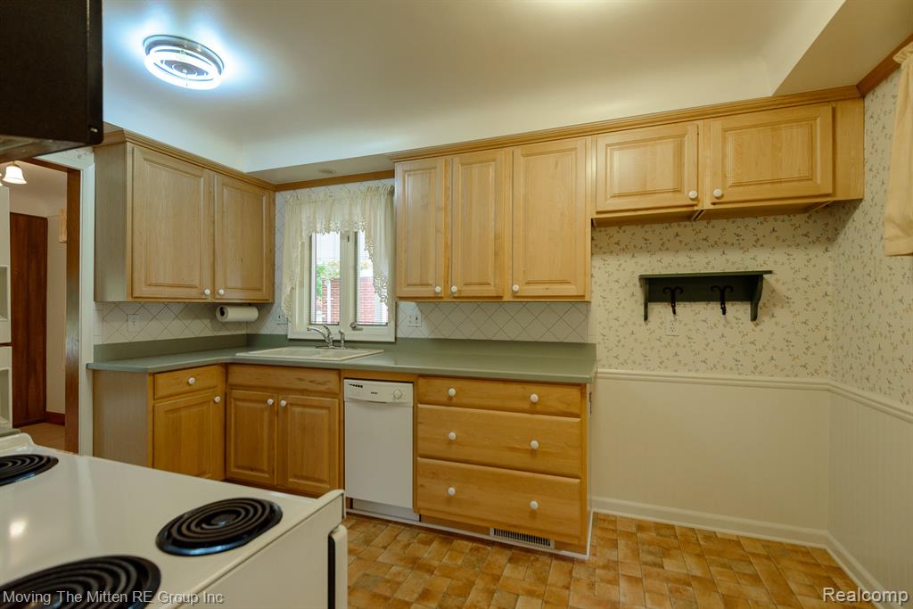 9668 Farmington Road Livonia, MI 48150 - Photo 7 of 39 Gallery Image 7