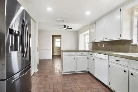 $290,000 | 4948 East St Charles Avenue, Lake Charles, LA 70605