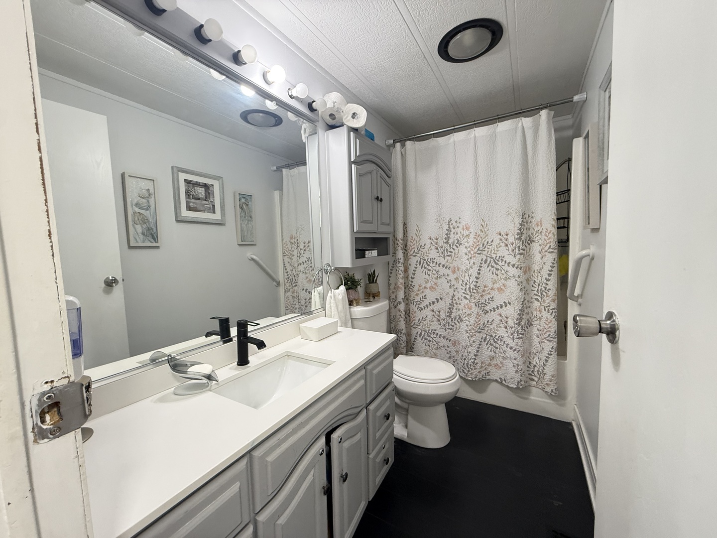 588 Hickory Glen Road Matteson, IL 60443 - Photo 21 of 50 a bathroom with a double vanity sink toilet and shower