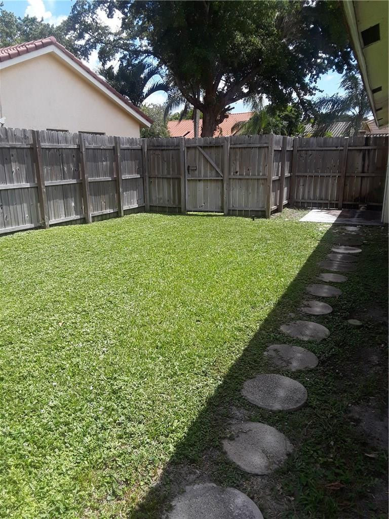 21177 Escondido Way Boca Raton, FL 33433 - Photo 4 of 16 Spacious yard