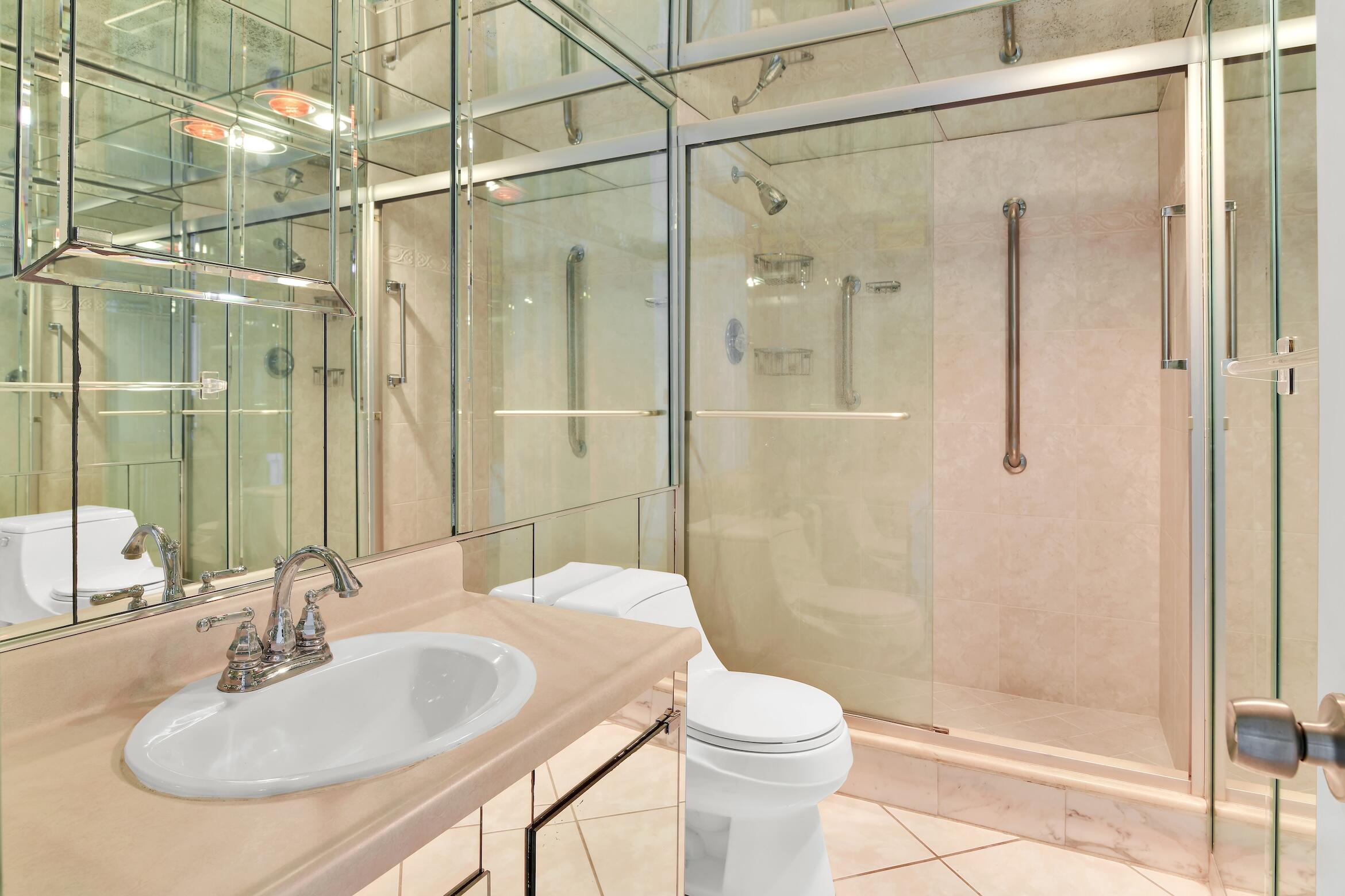 1180 South Ocean Boulevard, Unit 8E Boca Raton, FL 33432 - Photo 22 of 48 Second bathroom