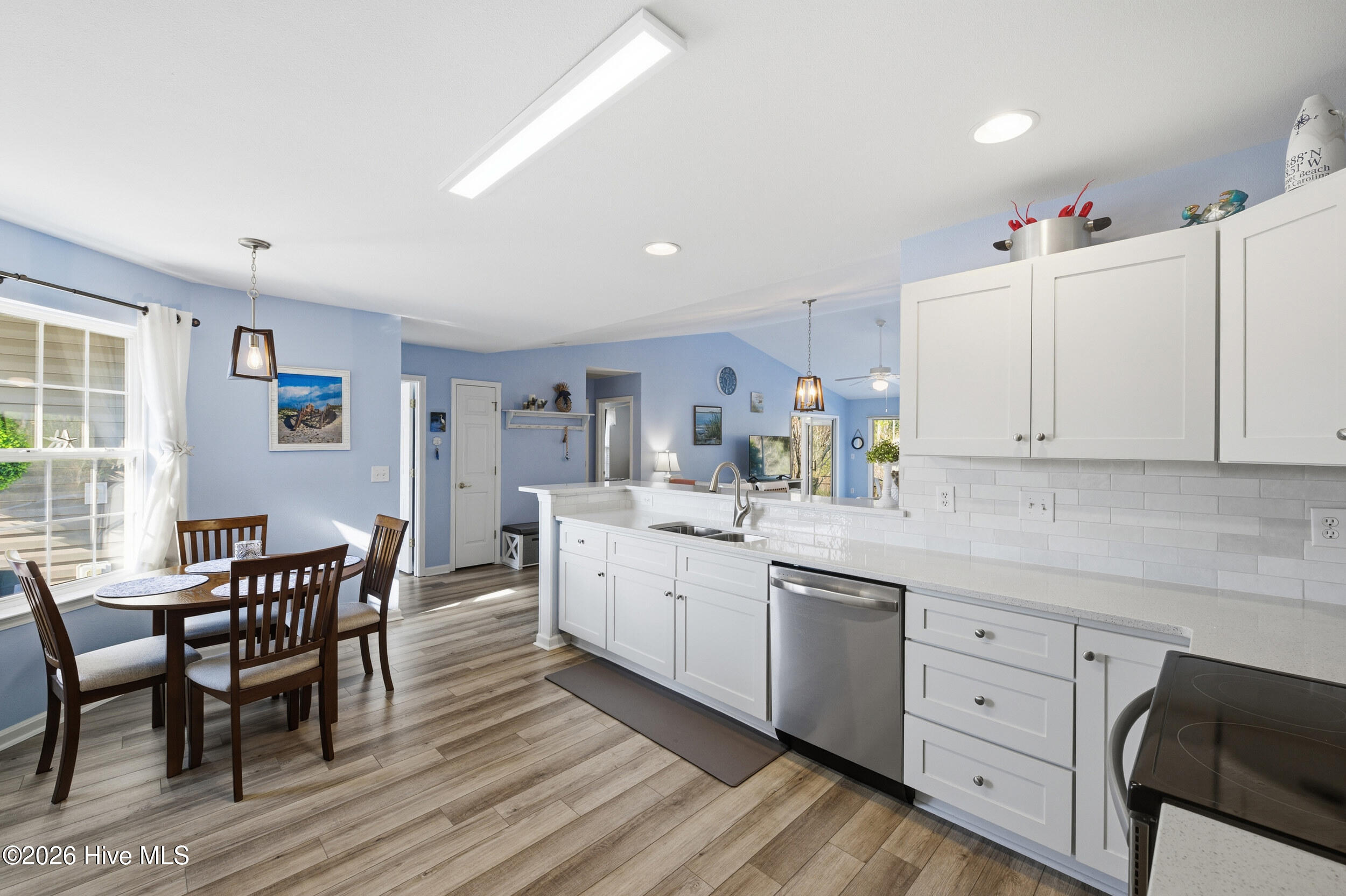 952 Wyndfall Drive Southwest Sunset Beach, NC 28468 - Photo 5 of 43 Kitchen/dining nook