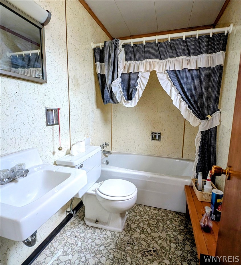 49 Howlett Street Buffalo, NY 14211 - Photo 17 of 34 2nd Floor Bath