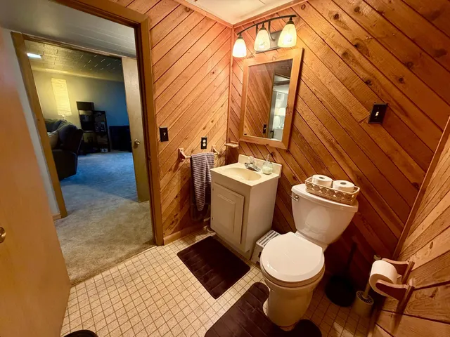 $180,000 | 2450 Douglas Street, Windom, MN 56101