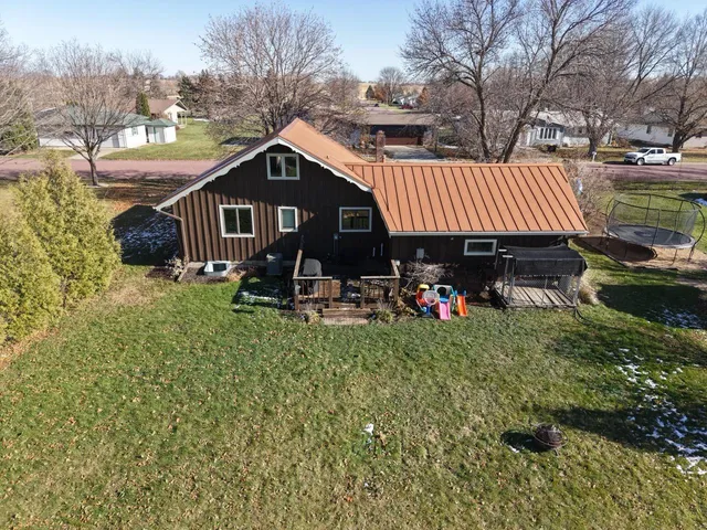 $180,000 | 2450 Douglas Street, Windom, MN 56101