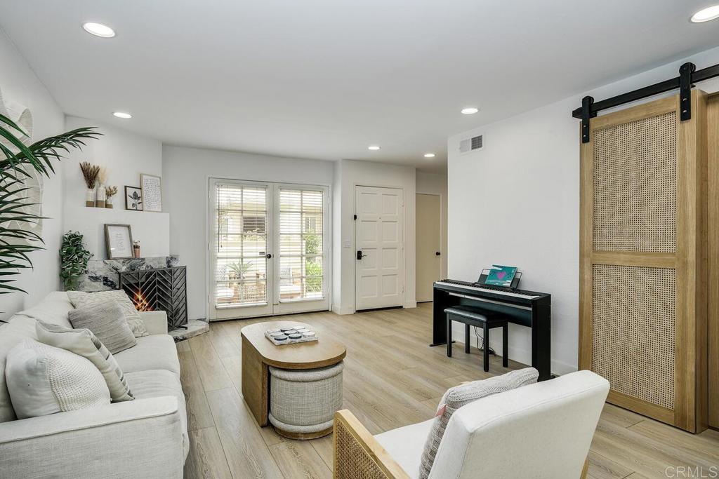 7585 Eads Avenue, Unit C La Jolla, CA 92037 - Photo 4 of 29 a living room with furniture and a large window