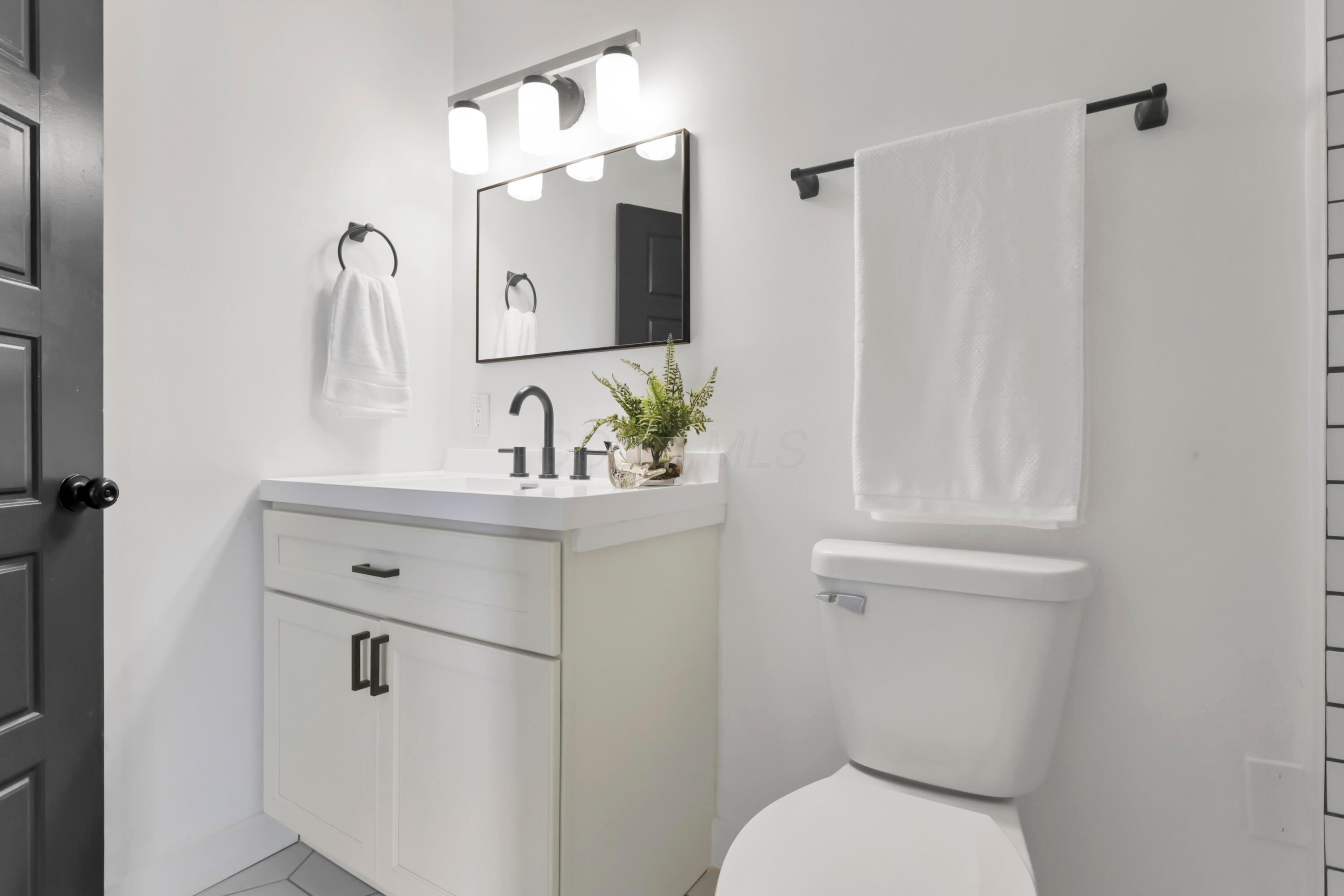 856 Bryden Road Columbus, OH 43205 - Photo 33 of 55 Modern Fixtures