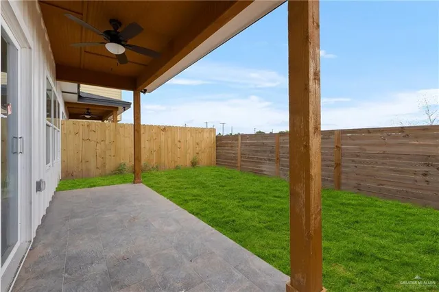 a view of a back yard