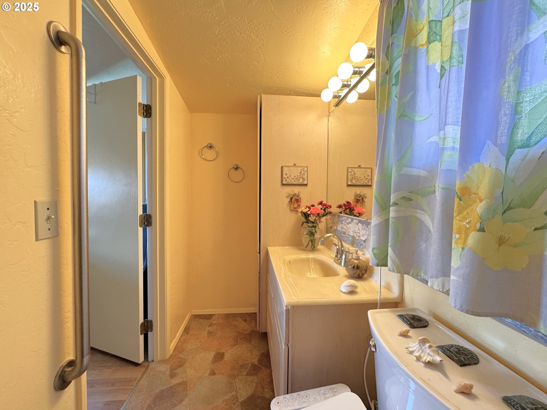 19921 Whaleshead Road, Unit I 2 Brookings, OR 97415 - Photo 29 of 48 Primary Bedroom