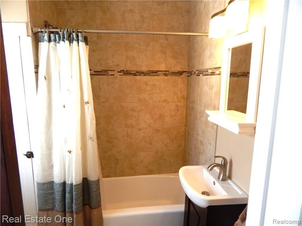 3159 Martell Street Rochester Hills, MI 48309 - Photo 4 of 12