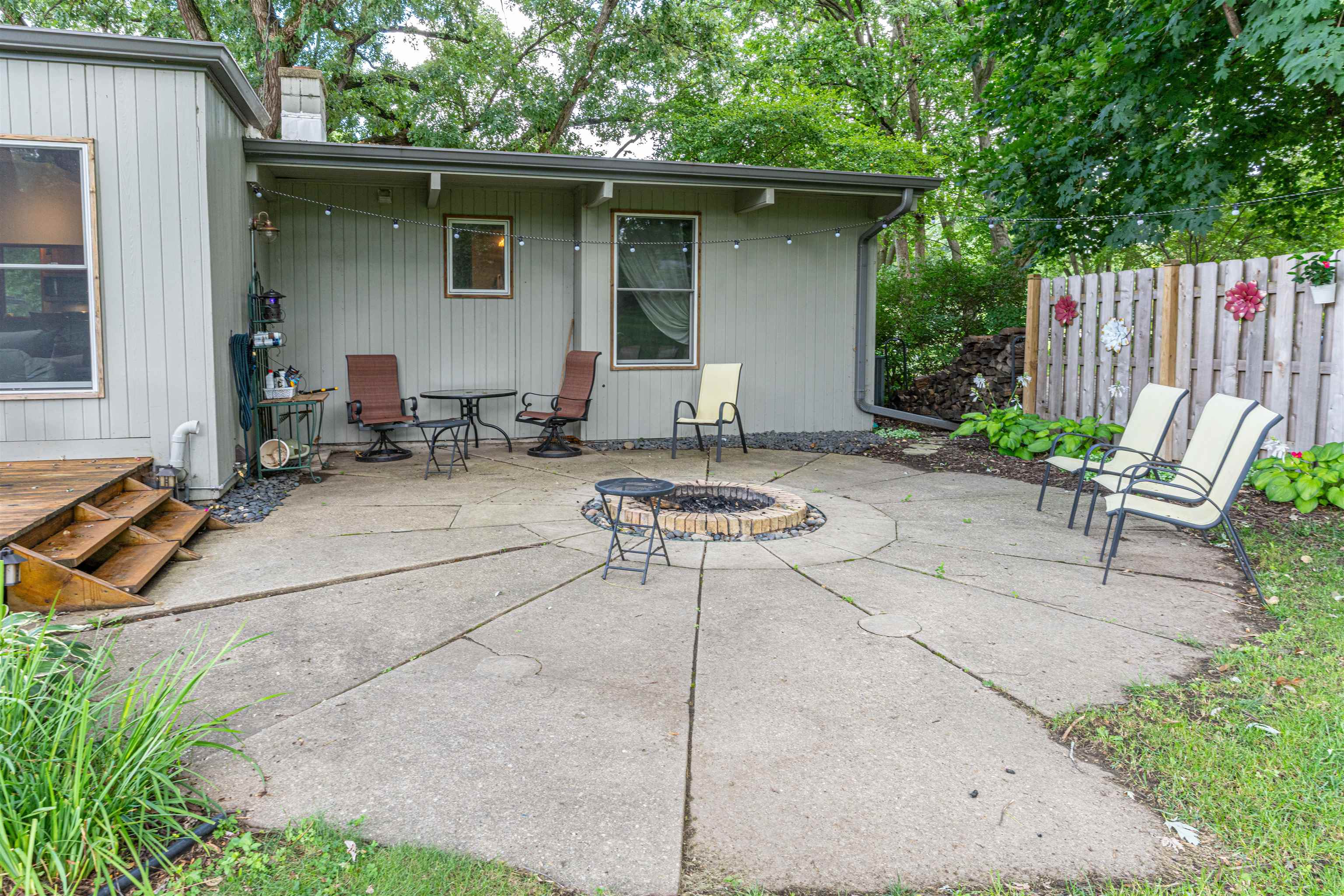 4609 Brookview Road Rockford, IL 61107 - Photo 39 of 44 a view of backyard with a table and chairs