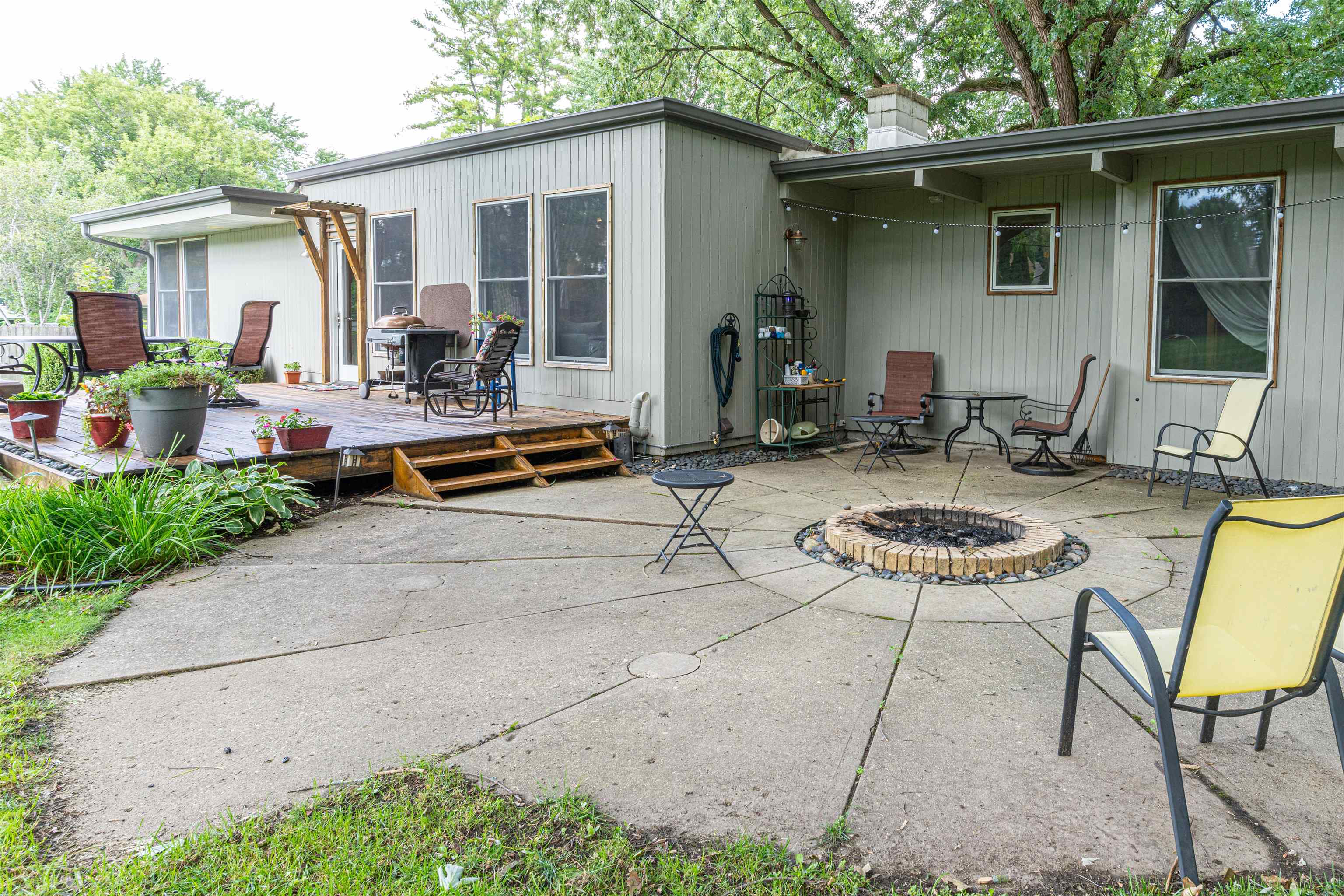 4609 Brookview Road Rockford, IL 61107 - Photo 40 of 44 a backyard of a house with seating space