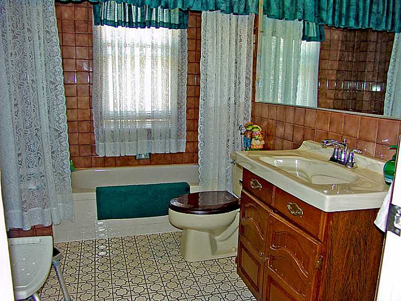 2930 East Main Road Portsmouth, RI 02871 - Photo 12 of 19 Bathroom.