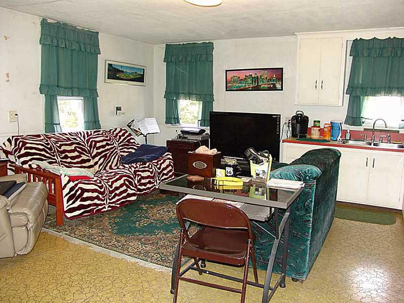 2930 East Main Road Portsmouth, RI 02871 - Photo 18 of 19 Living Room.