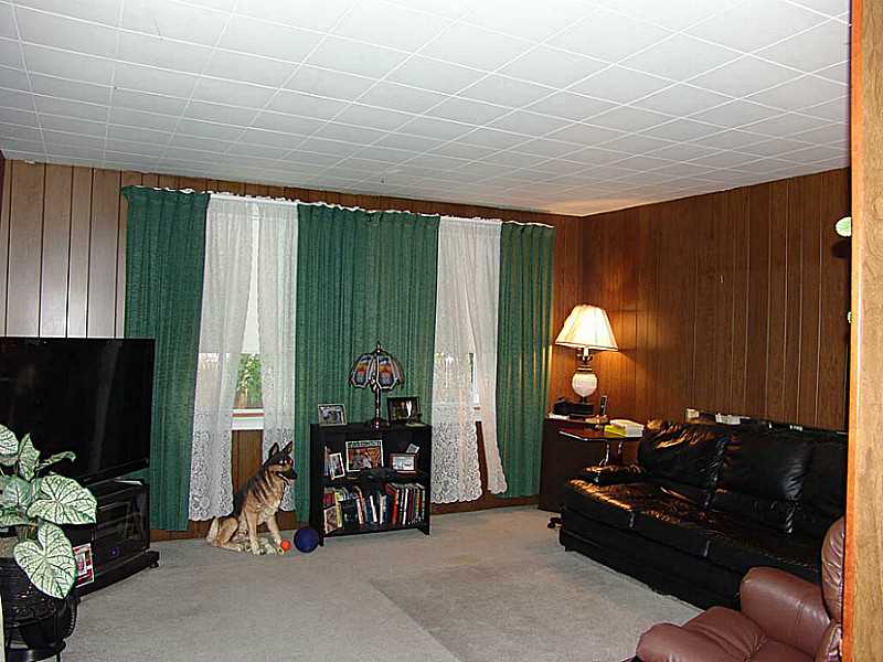 2930 East Main Road Portsmouth, RI 02871 - Photo 6 of 19 Living Room.