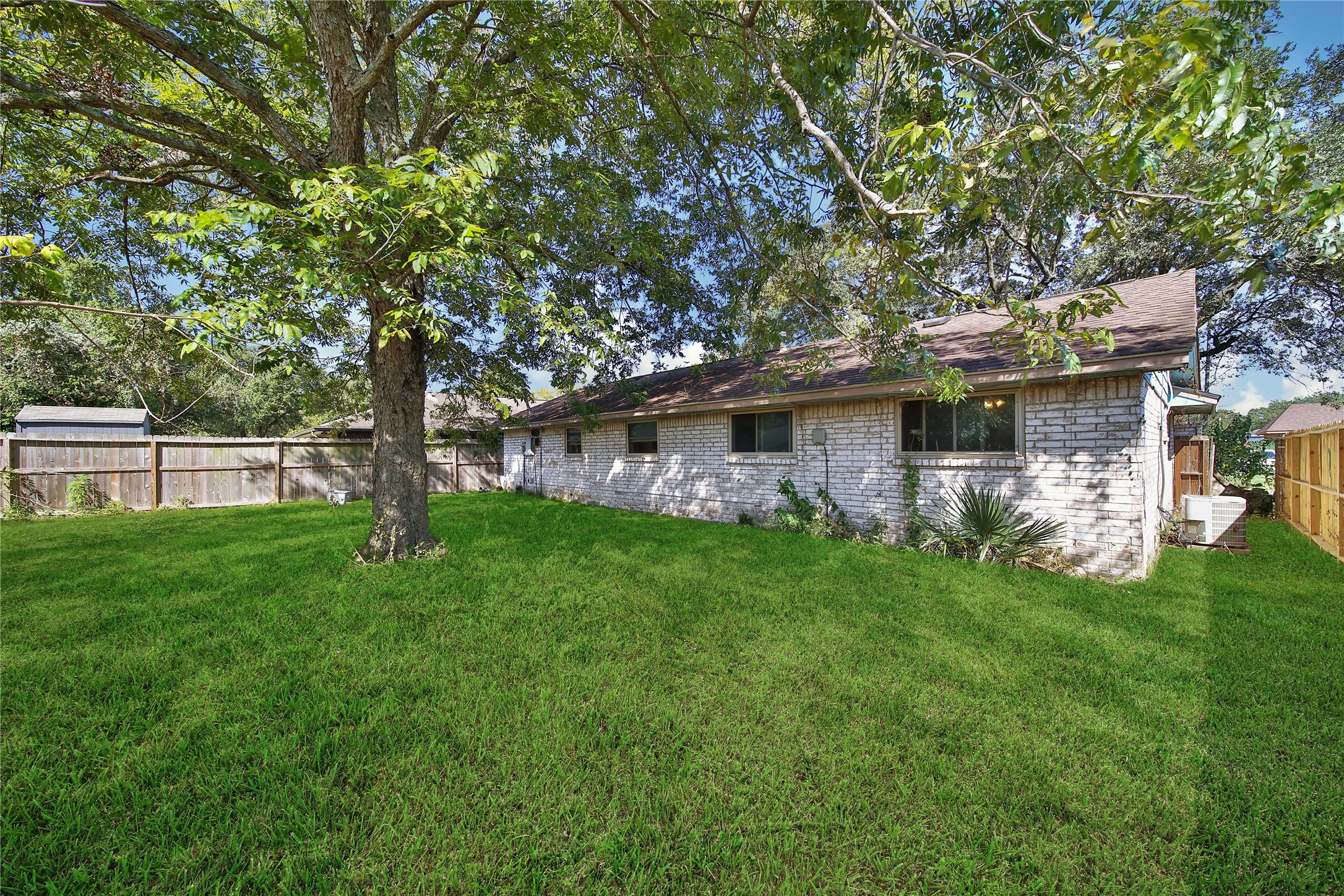 1559 Diplomat Way Houston, TX 77088 - Photo 2 of 17