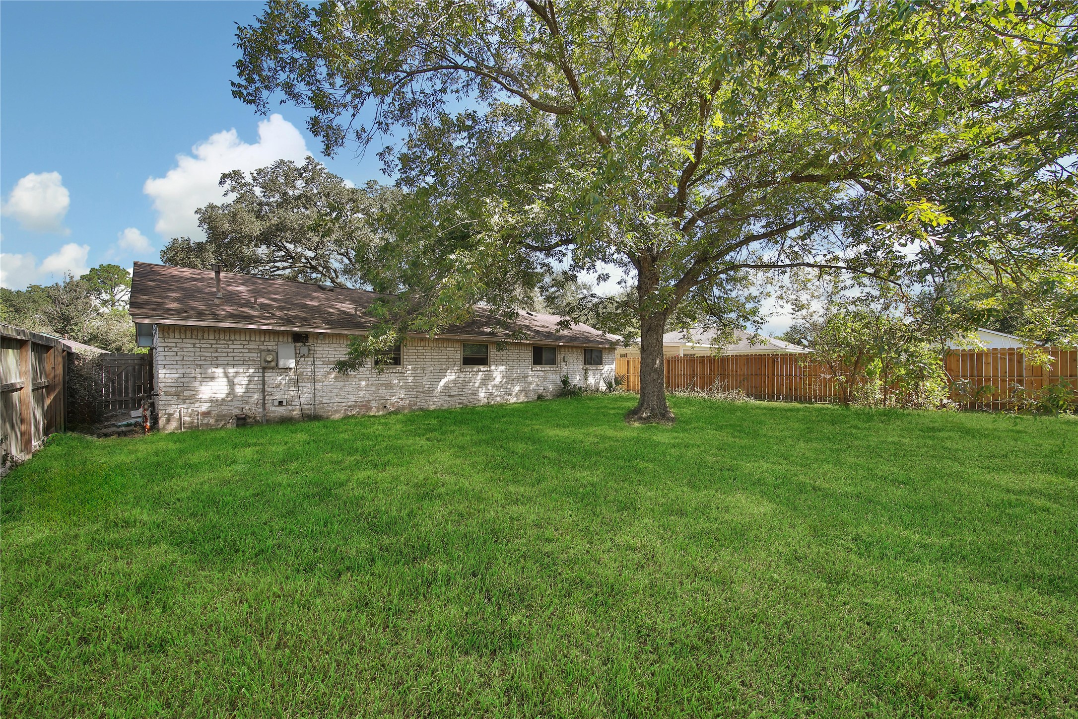 1559 Diplomat Way Houston, TX 77088 - Photo 4 of 17