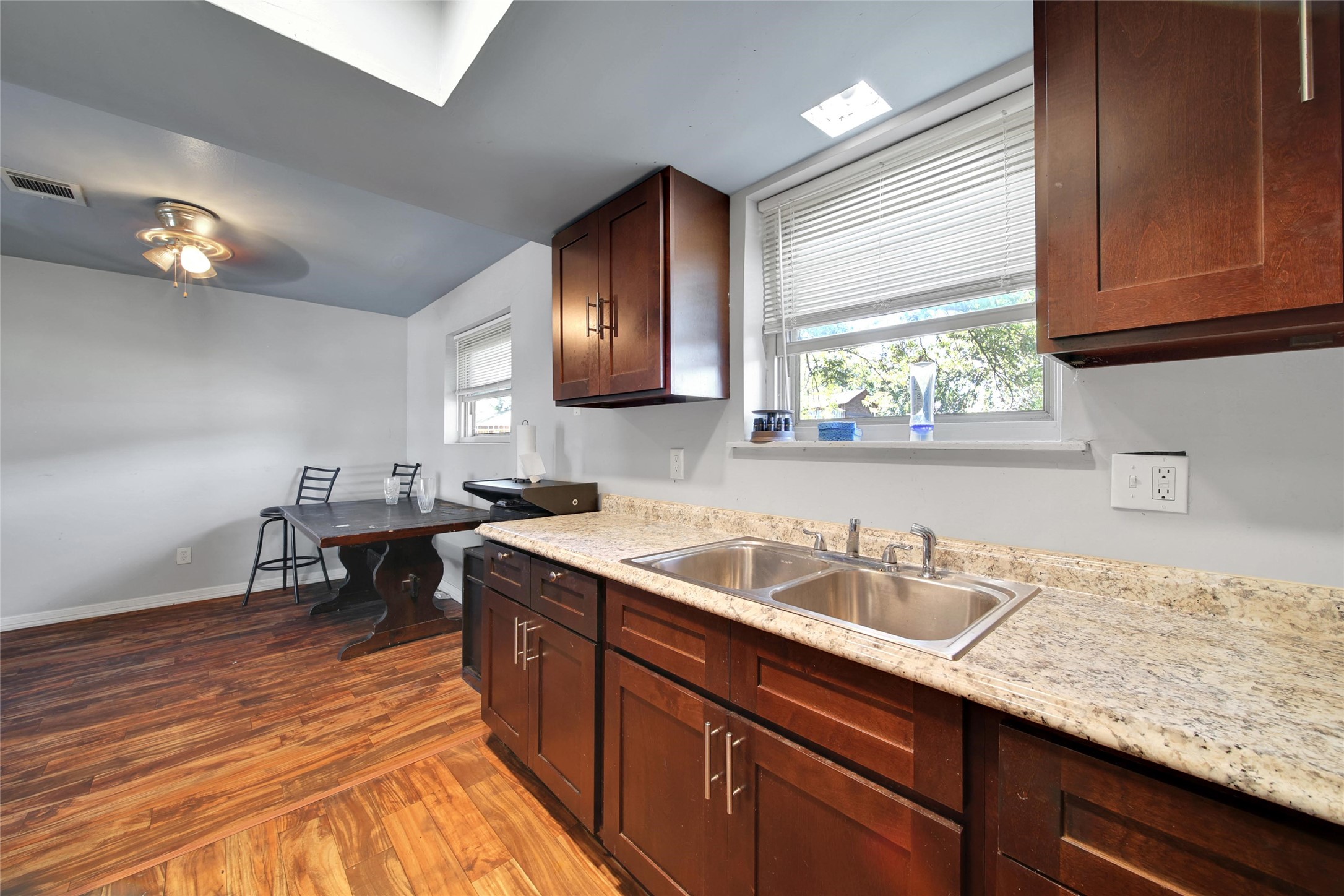 1559 Diplomat Way Houston, TX 77088 - Photo 7 of 17