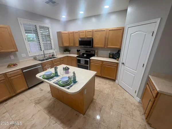 $2,995 | 17633 North 41st Street, Phoenix, AZ 85032