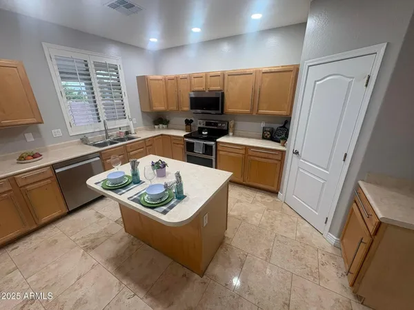 $3,005 | 17633 North 41st Street, Phoenix, AZ 85032